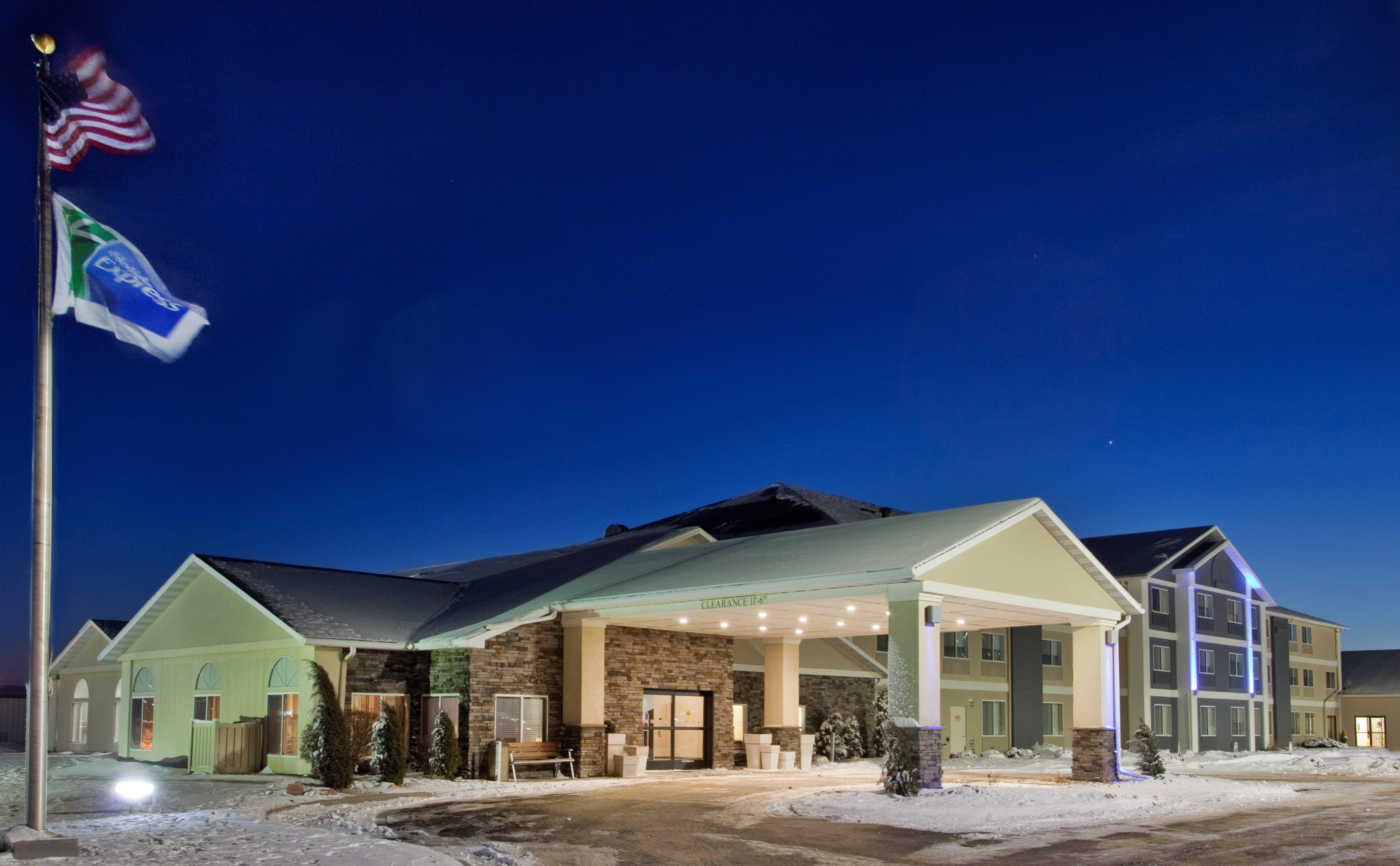 Holiday Inn Express Hotel & Suites Beatrice By Ihg Екстериор снимка